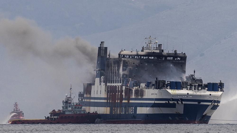 Die Suche nach drei Personen, die nach dem Brand der Eurofähre noch immer vermisst werden, wird in Griechenland fortgesetzt