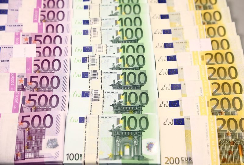 Euro rutscht ab, Rubel sinkt auf Allzeittief, während der Westen die Russland-Sanktionen verstärkt