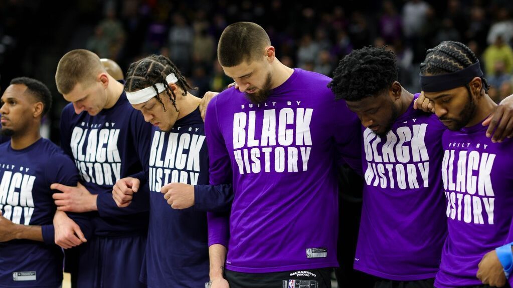 Sacramento Kings, Denver Nuggets verschränken die Arme als Zeichen der Solidarität mit Alex Len, Ukraine