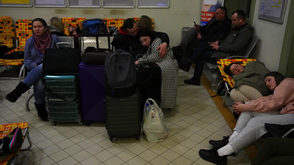 Ukrainer fliehen vor dem polnischen Bahnhof
