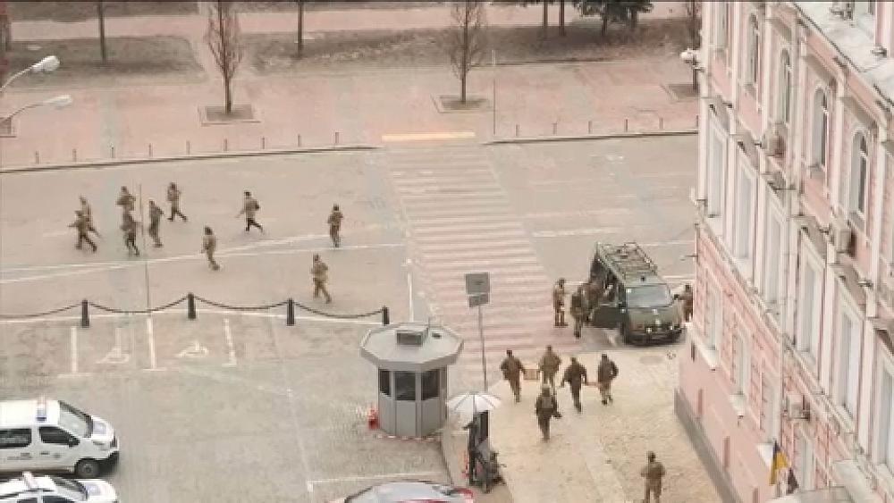 Ukrainische Streitkräfte auf den Straßen von Kiew gesehen