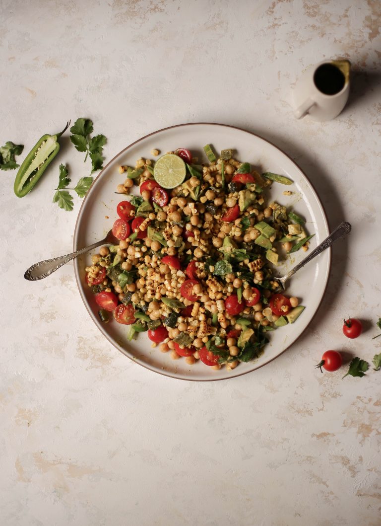 Salat mit geröstetem Mais, Kichererbsen und Avocado mit Poblano-Vinaigrette_vegane Grillrezepte