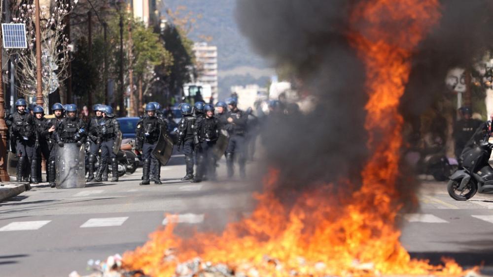Auf Korsika kommt es nach dem Angriff auf einen prominenten Gefangenen weiterhin zu gewalttätigen Zusammenstößen
