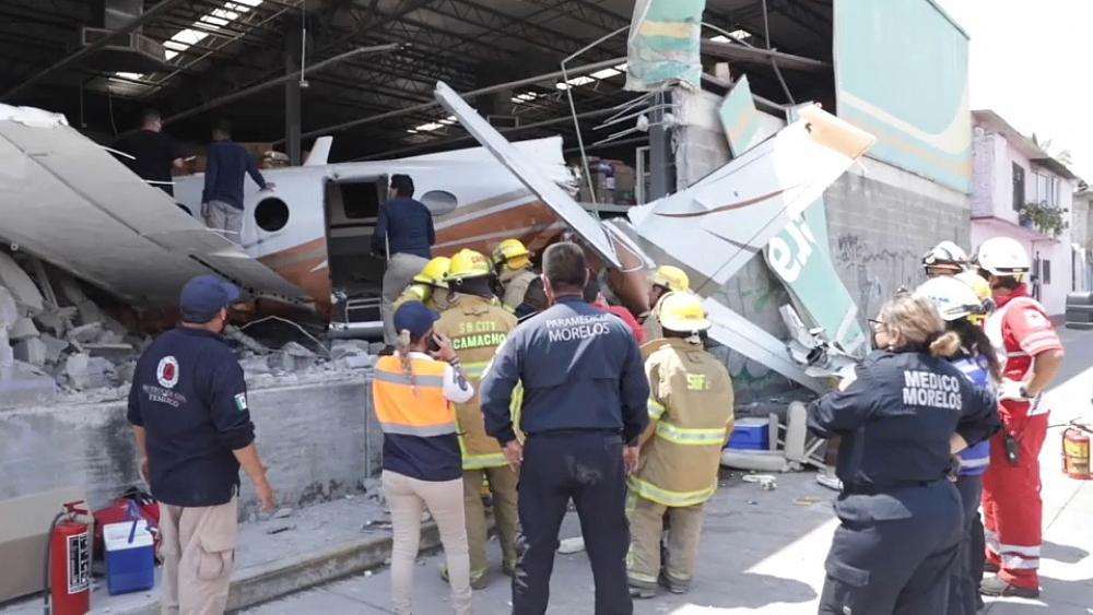 Drei Tote nach Absturz eines Kleinflugzeugs durch Supermarktwand in Mexiko