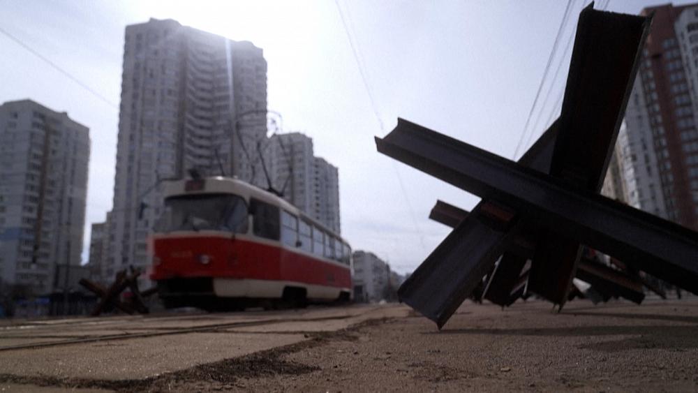 Eine Straßenbahnfahrt durch Kiew im Krieg weckt Erinnerungen an die verlorene Stadt
