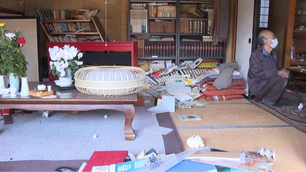 Einwohner Japans beschäftigen sich mit den Folgen des Erdbebens