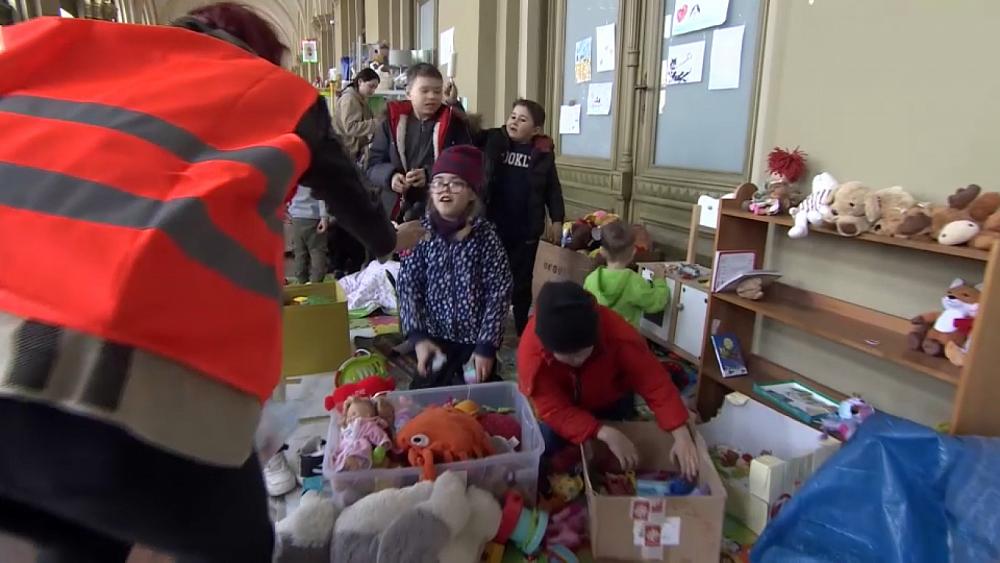Flüchtlinge, die vor dem Krieg in der Ukraine fliehen, bekommen in Budapest Hilfe und Unterstützung