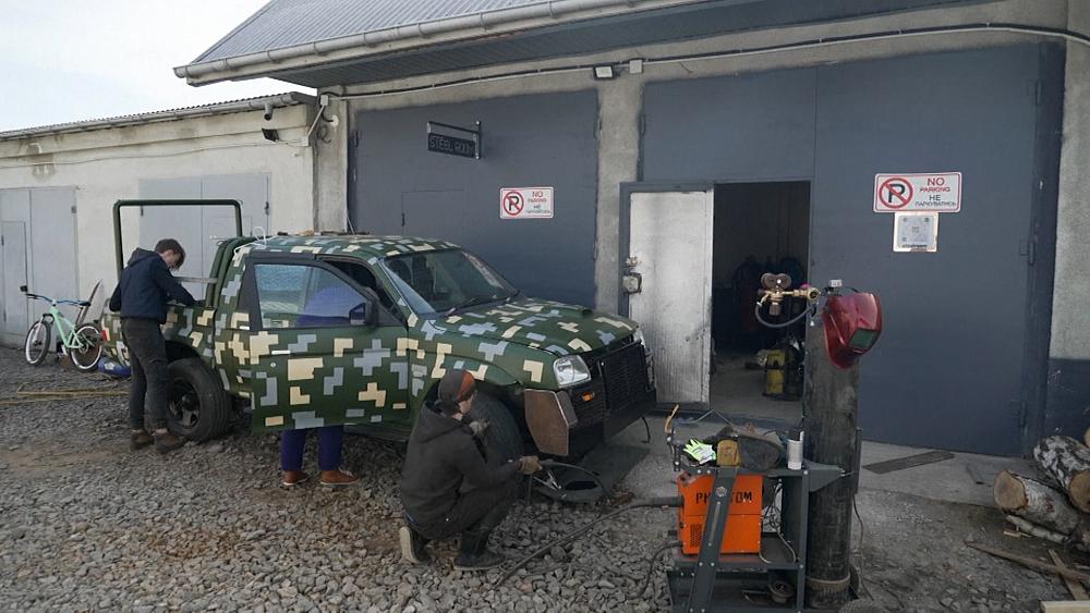 Freiwillige aus Lemberg passen das Fahrzeug für militärische Zwecke an