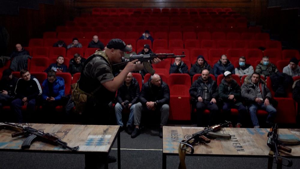 Invasion in der Ukraine: Zivilisten nehmen an Waffentraining im ehemaligen Filmzentrum von Lemberg teil