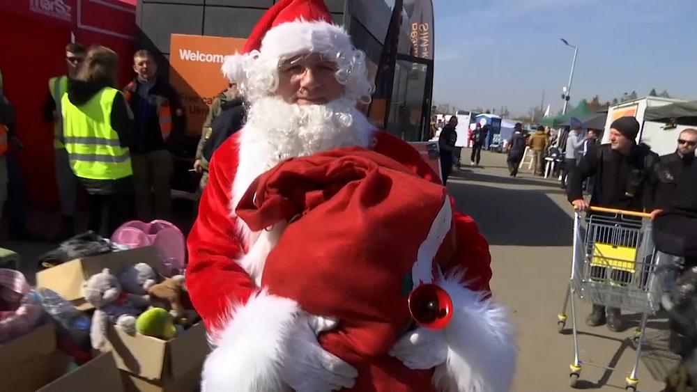 Kinder werden an der polnischen Grenze vom Weihnachtsmann begrüßt
