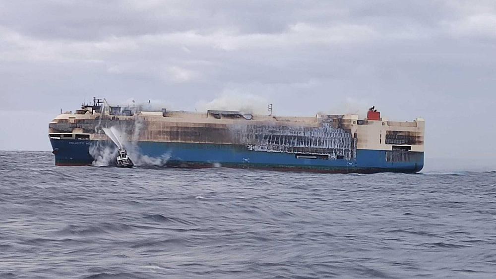 Massives Frachtschiff mit Elektroautos sinkt nach Brand im Atlantik