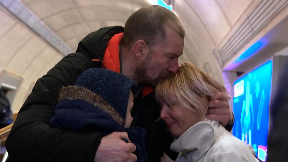 Ukrainische Familien suchen Schutz in Kiews U-Bahn