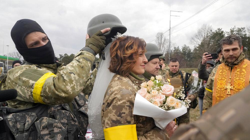 Ukrainische Soldaten heiraten am Checkpoint am Stadtrand von Kiew