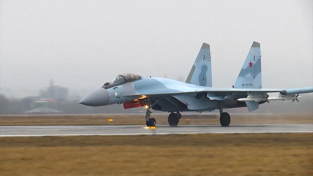 Russische Kampfjets führen Kampfeinsatz über der Ukraine durch