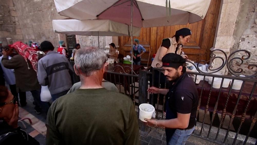 Syrer stehen in Damaskus Schlange, um kostenlose Iftar-Mahlzeiten zu erhalten