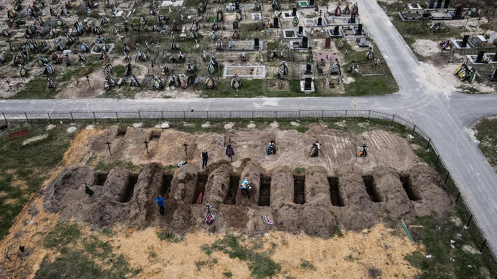 Ukraine: Neue Gräber auf dem Bucha-Friedhof bei Kiew ausgehoben