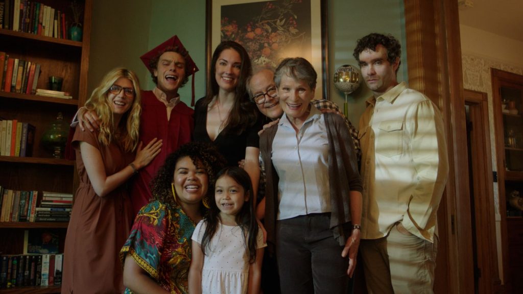 Eine Familie steht am Scheideweg im exklusiven Trailer für Michael Glover Smiths Verwandte