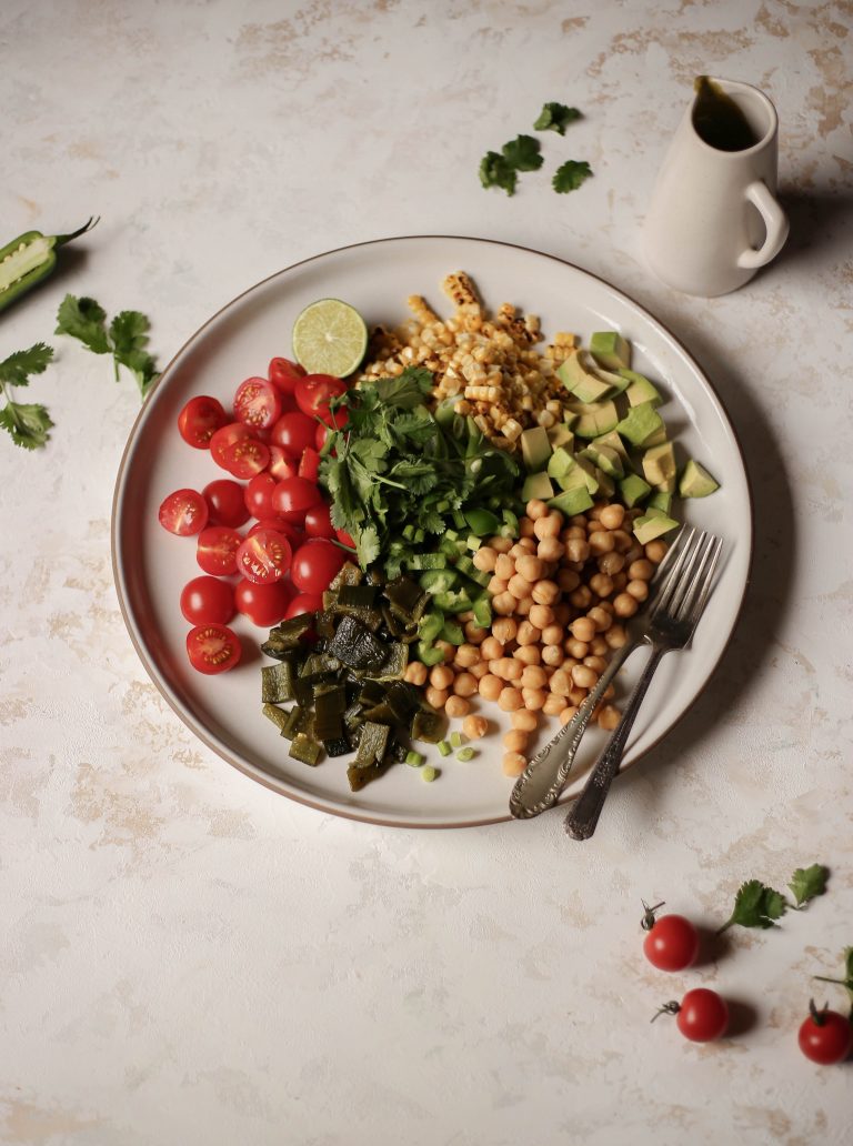 Salat aus geröstetem Mais, Kichererbsen und Avocado mit Poblano-Vinaigrette – einfache Sommersalate