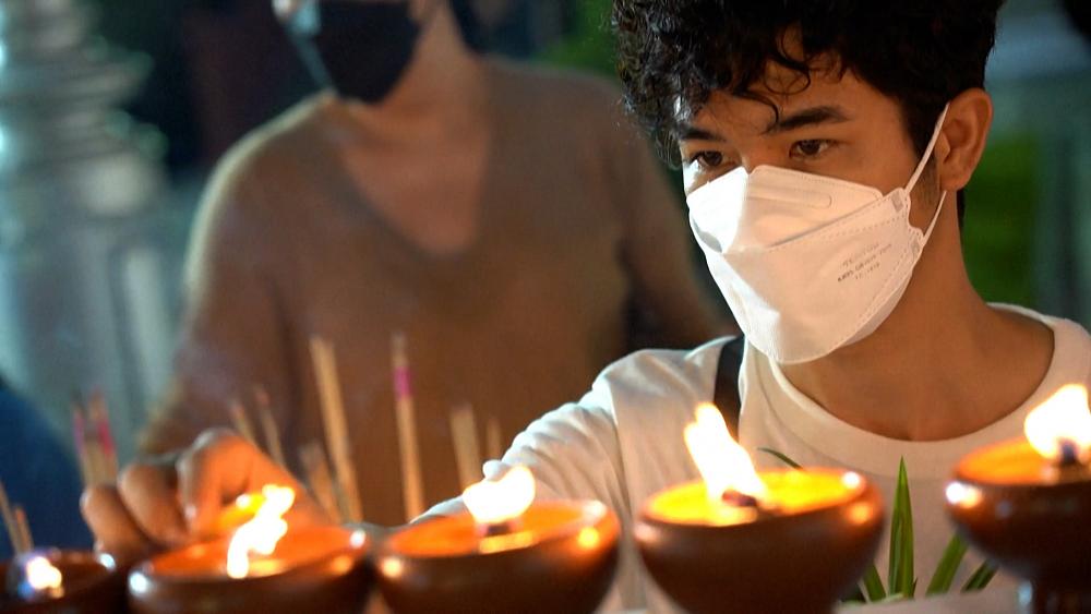 Anlässlich von Buddhas Geburtstag wurden in Bangkok tausend Kerzen entzündet