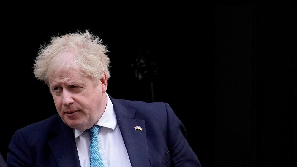 Boris Johnson: Neue „Partygate“-Fotos tauchen auf, während Premierminister auf offiziellen Bericht wartet