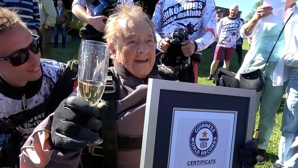 Die 103-jährige Fallschirmspringerin Ruth Larsson stellt einen neuen Guinness-Weltrekord auf