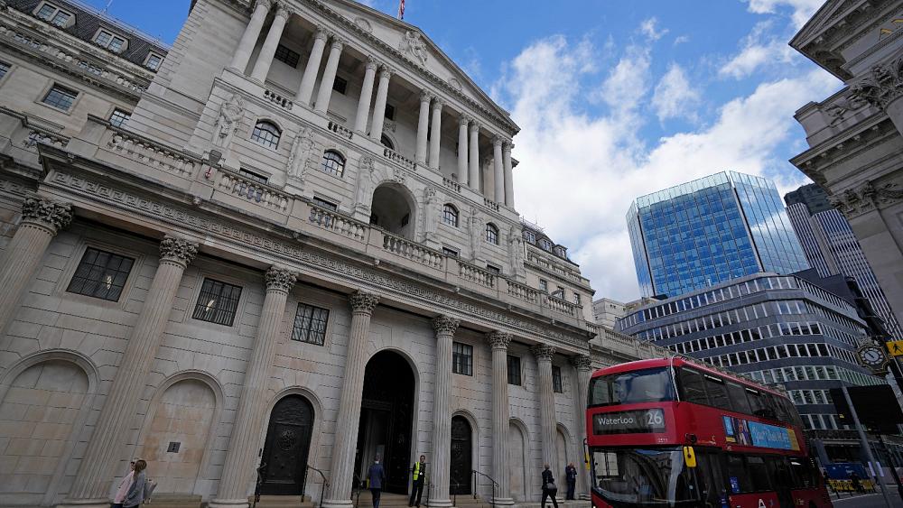 Die Bank of England hebt den Leitzins auf den höchsten Stand seit 13 Jahren an
