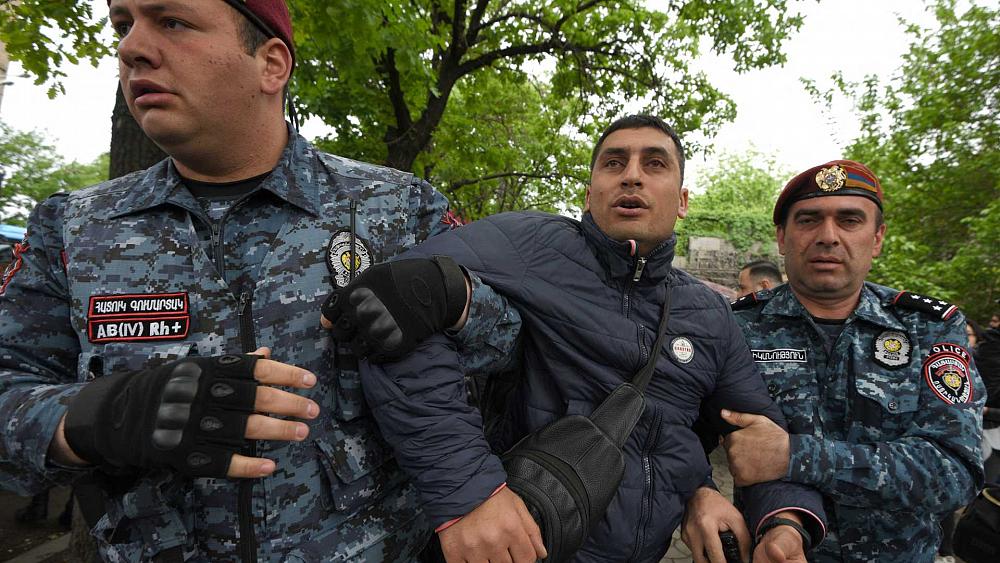 Dutzende wurden festgenommen, als die armenische Opposition den Druck auf den Premierminister ausübte