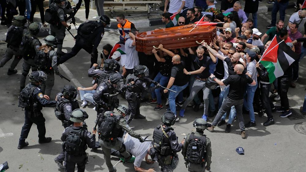 Israelische Polizei schlägt Sargträger bei der Beerdigung eines Al-Jazeera-Journalisten