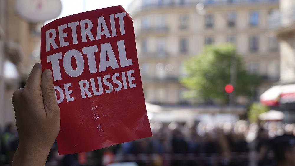 Klimaprotestierende blockieren die Jahreshauptversammlung von Total in Paris