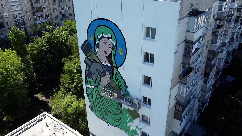 Riesiges Wandgemälde eines bewaffneten Heiligen auf dem Kiewer Gebäude
