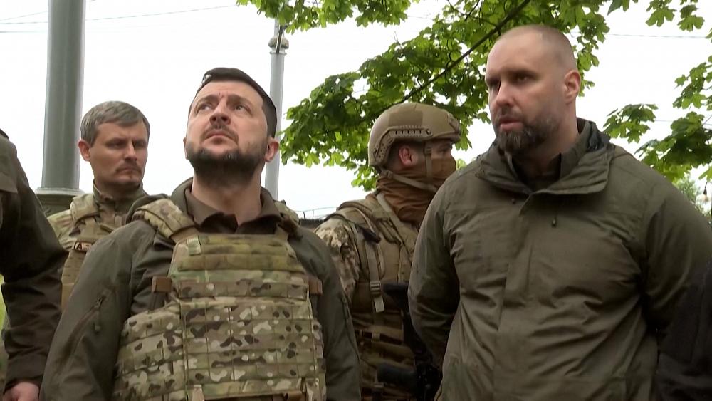 Selenskyj besucht zum ersten Mal seit der Invasion den Osten der Ukraine