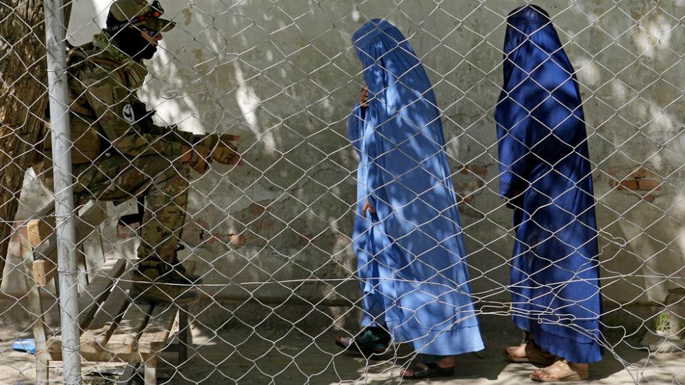 Taliban befehlen Frauen in Afghanistan, sich von Kopf bis Fuß zu verhüllen