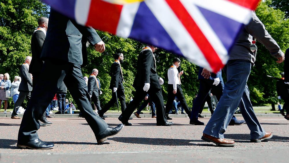 Tausende Unionisten feiern in Belfast das hundertjährige Bestehen Nordirlands