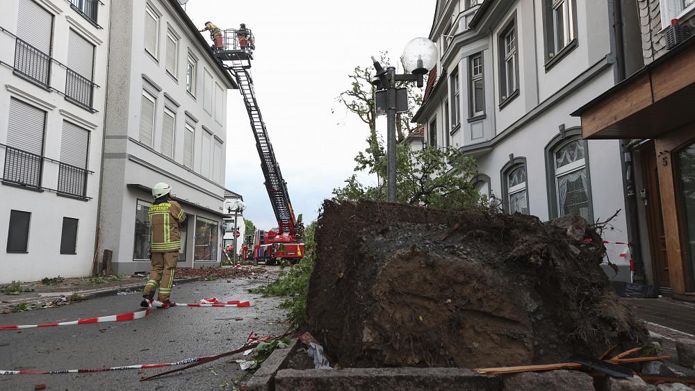 Zahlreiche Verletzte, mindestens 13 in Lebensgefahr, nachdem Sturm über Teile Deutschlands fegt