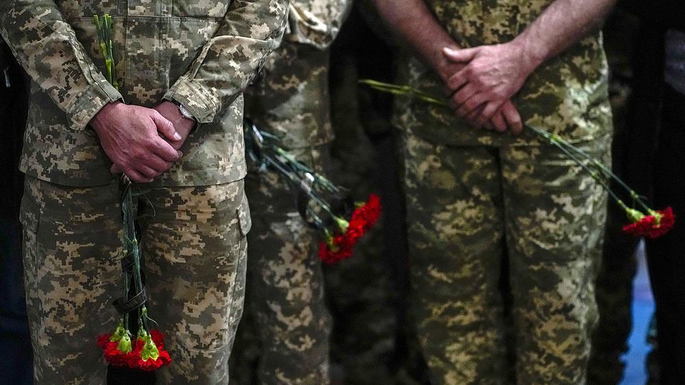 Die ersten 100 Kriegstage haben die Menschen stärker gemacht, sagt der ukrainische Abgeordnete gegenüber Euronews