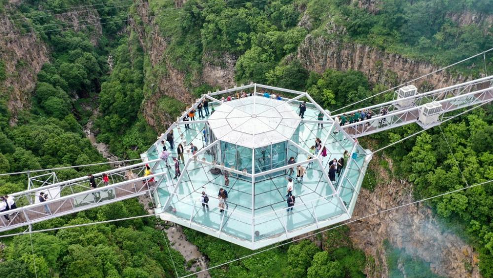 Touristen strömen zur 240 Meter hohen Glasbrücke über die Schlucht