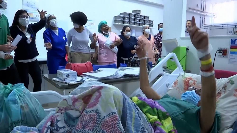 VIDEO : Clowns zurück im brasilianischen Krankenhaus nach COVID-19