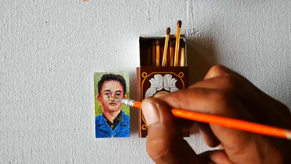 VIDEO: Indonesischer Maler bereitet Ausstellung seiner 100 kleinsten Gemälde vor