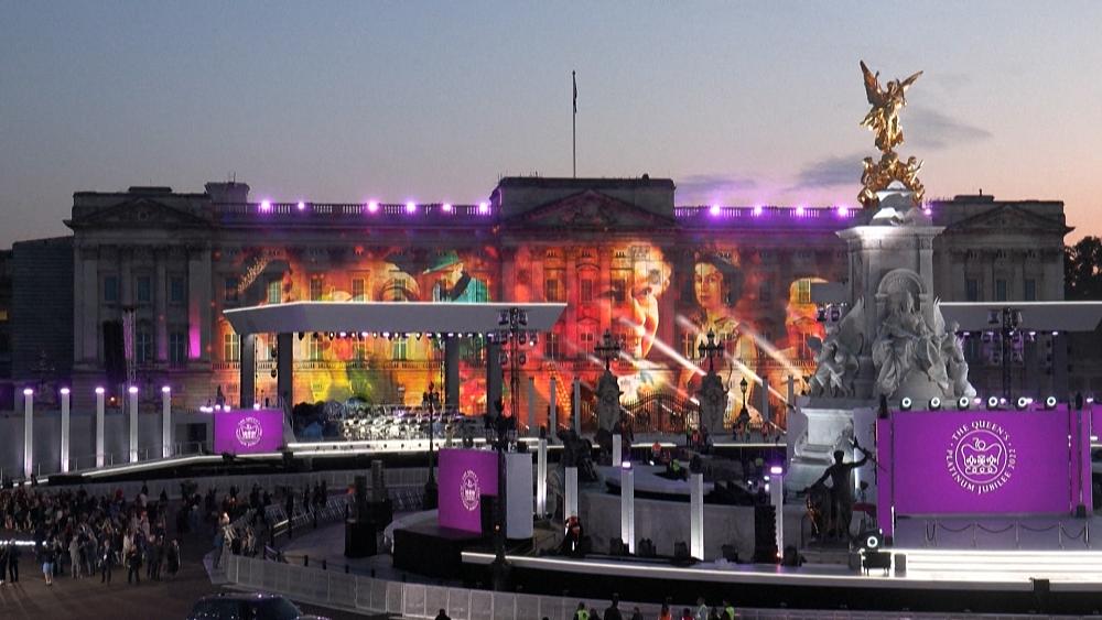 VIDEO : Queen entzündet das erste Platinum Jubilee-Leuchtfeuer