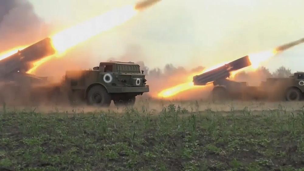 VIDEO: Russlands Video soll das Abfeuern von Raketenwerfern zeigen