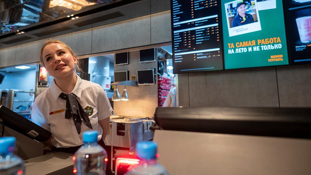 „Lecker, Punkt“: Ehemalige McDonald’s-Restaurants werden umbenannt und in Moskau wiedereröffnet