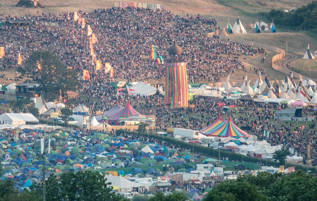 Emily Eavis von Glastonbury begrüßt das „inspirierende“ Festivalpublikum, da 99 Prozent der Zelte mit nach Hause genommen werden