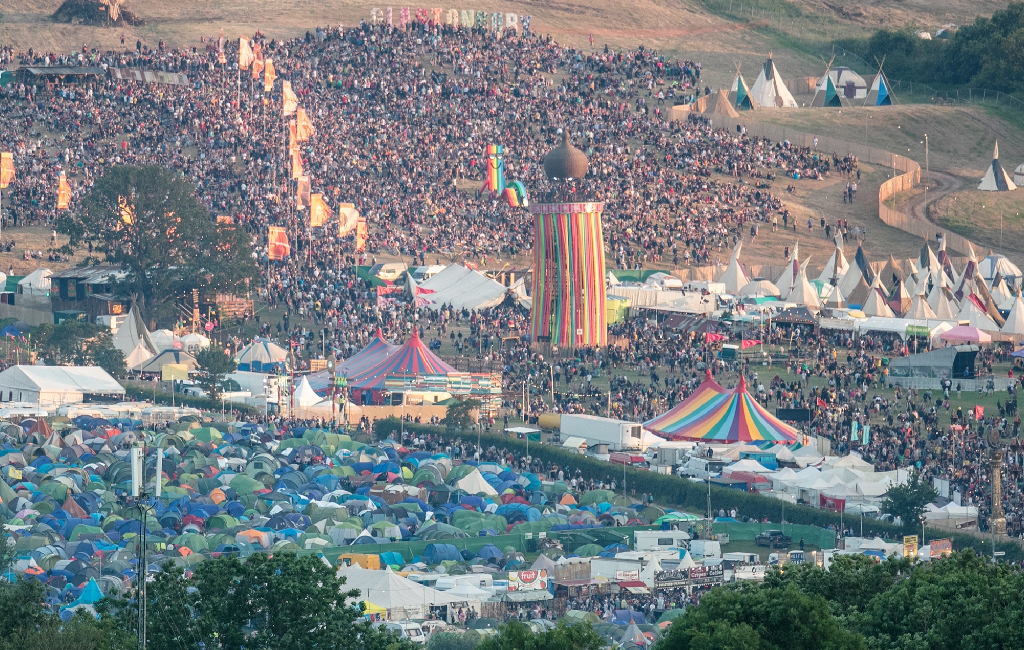 Emily Eavis von Glastonbury begrüßt das „inspirierende“ Festivalpublikum, da 99 Prozent der Zelte mit nach Hause genommen werden