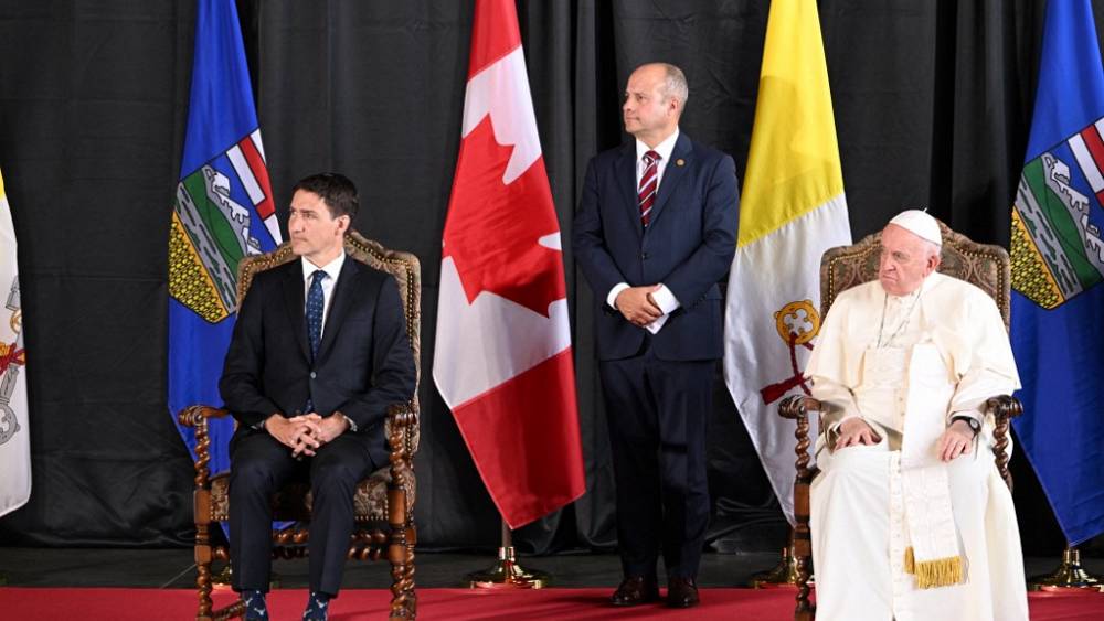 Papst Franziskus besucht Kanada, um über den Missbrauch indigener Völker in katholisch geführten Schulen zu sprechen