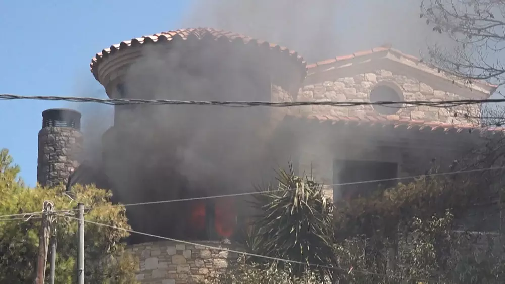 VIDEO : Feuerwehrleute übernehmen das Feuer in einem Vorort von Athen
