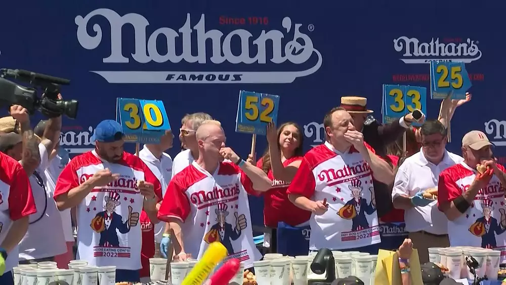 VIDEO : 'It's America man!': Nathans Hot-Dog-Wettessen am 4. Juli ist wieder in vollem Gange