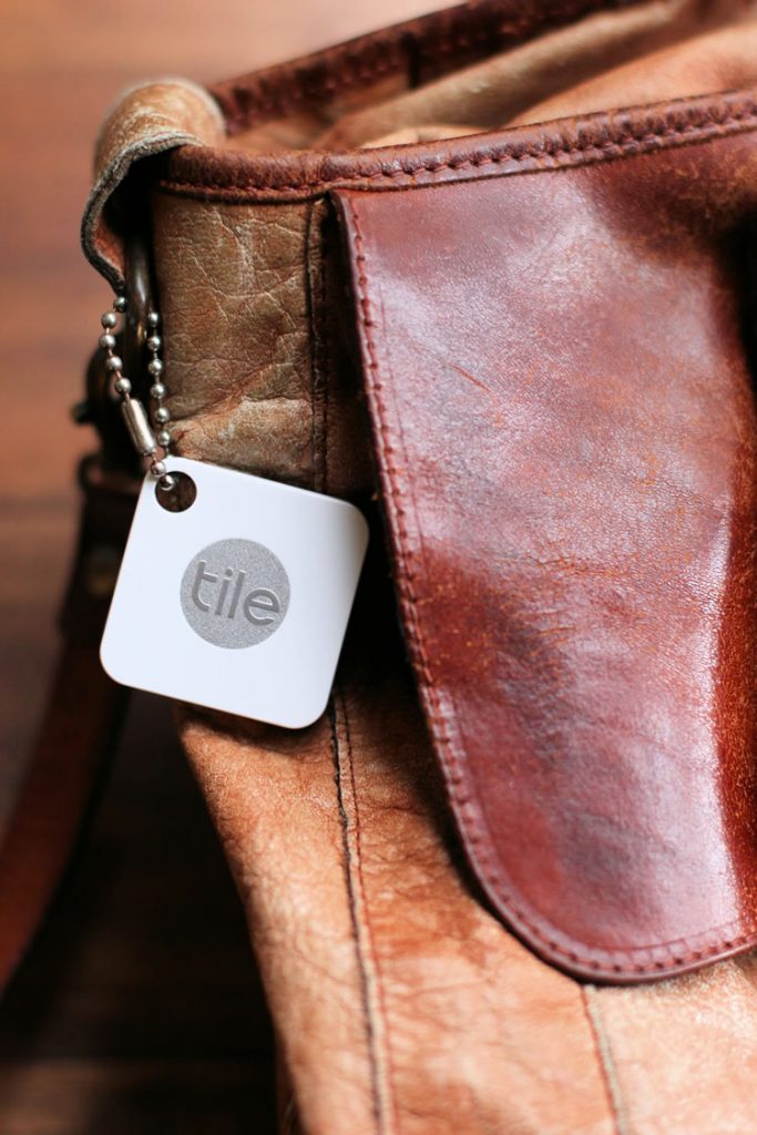 Tile Bluetooth Tracker an einer Tasche befestigt