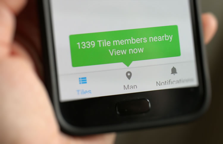 Verwenden der Tile Tracker-App auf einem Mobiltelefon, die anzeigt, wie viele Mitglieder in der Nähe sind