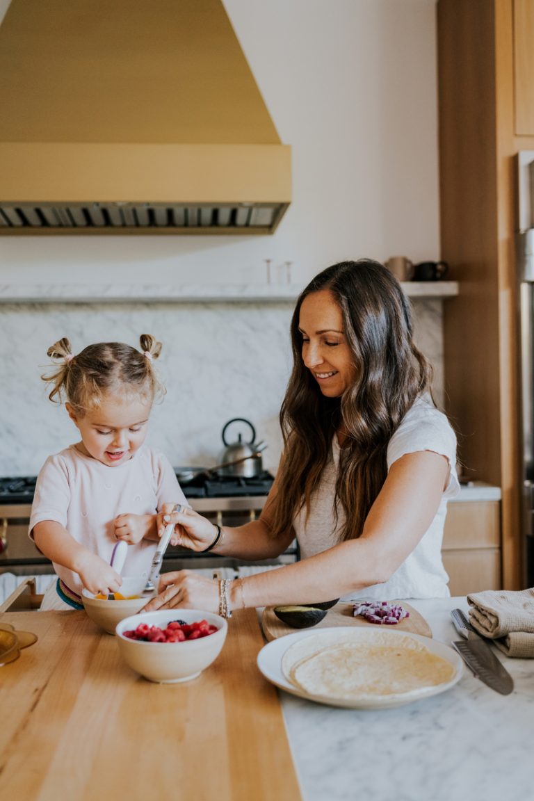 Ariel Kaye baking with her daughter_fun things to bake