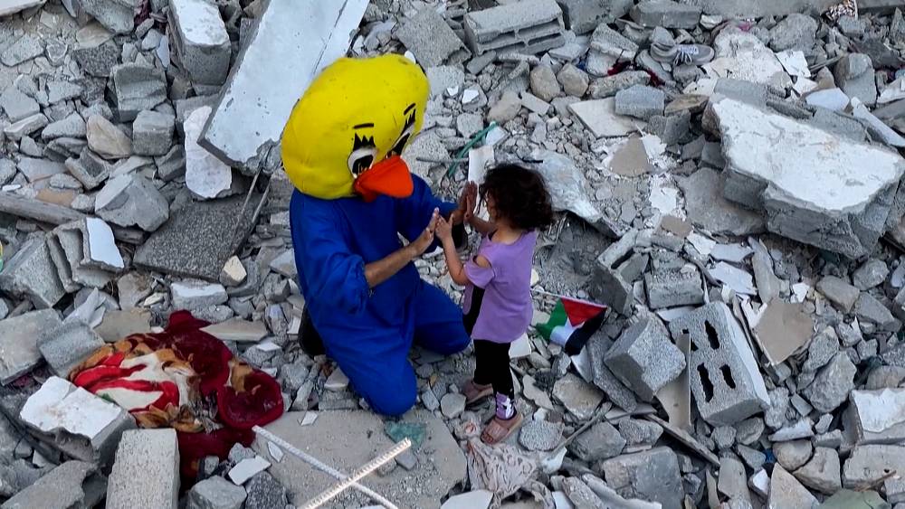 Clowns unterhalten palästinensische Kinder nach dem Konflikt mit Israel